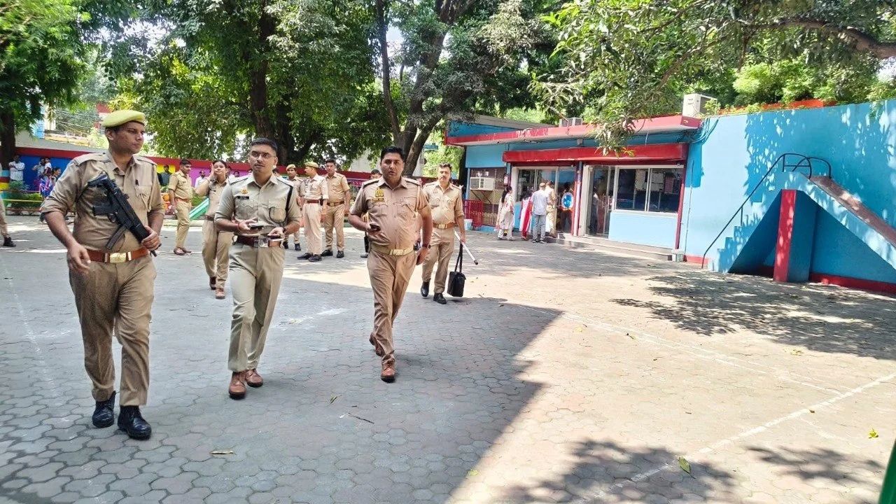 स्कूल की पहली मंजिल पर अचानक चली गोलियां, शिक्षिका समेत दो की मौत; बच्चों में मची चीख-पुकार