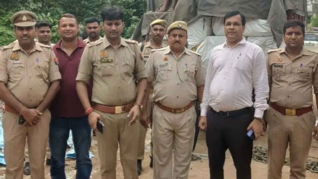 “ट्रक से पटाखे उतरते ही पहुंची पुलिस”, महराजगंज में पुलिस की छापेमारी से मचा हड़कंप, 50 लाख की खेप ने मचाया हड़कंप