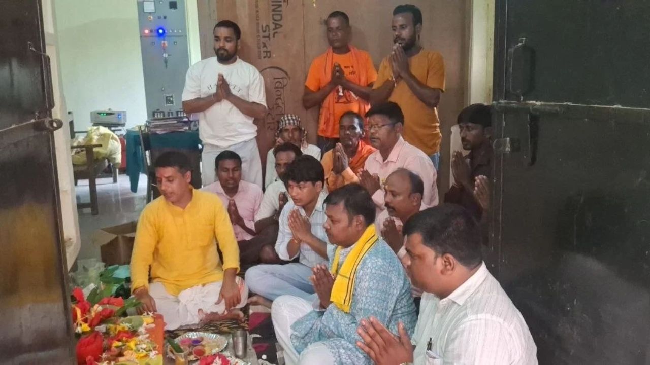 सिसवा विद्युत वितरण उपकेंद्र पर धूमधाम से मनाई गई विश्वकर्मा जयंती, ​वैदिक मंत्रोच्चार के बीच हुआ पूजन