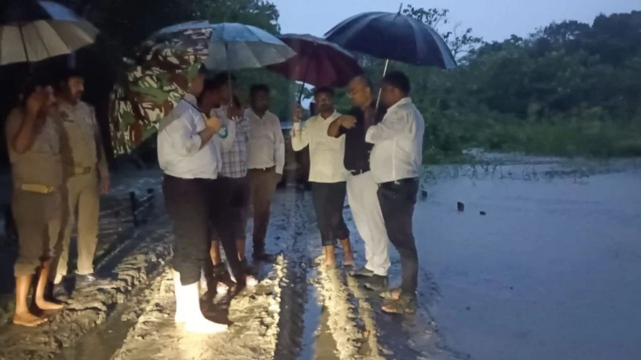 गंडक बैराज से छोड़ा गया पानी बना आफत, शिकारपुर में आधा गांव जलमग्न, निचलौल-सोहगीबरवा में बाढ़ का खतरा