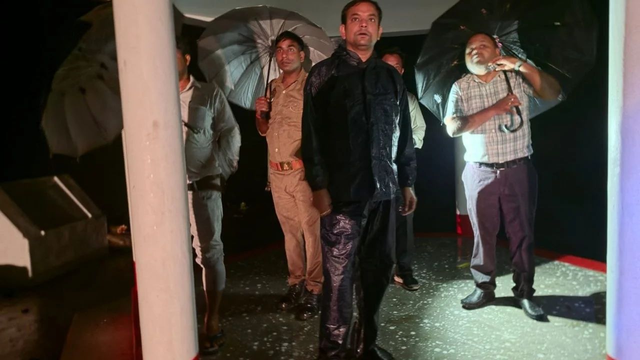 नदियों के उफान से बढ़ी चिंता, देर शाम तक चन्दन से गंडक तक दौड़ते रहे एडीएम, तटबंधों का लिया जायजा