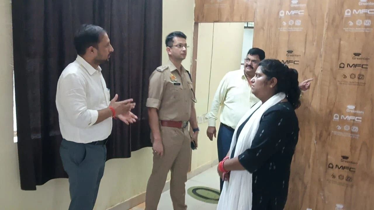Maharajganj: जब अचानक वन स्टॉप सेंटर पहुंचे डीएम-एसपी, कर्मचारियों में मच गई हलचल