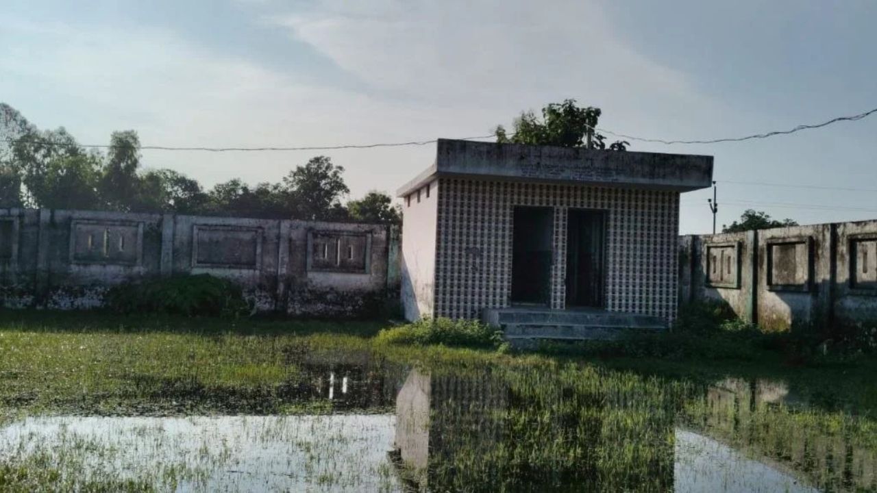 महराजगंज में खिलाड़ियों की उम्मीदों वाला खेल मैदान बदहाल, घास में छिपे खेल उपकरण