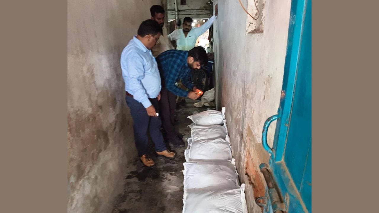 सावधान! गले से नीचे उतरने से पहले जान लें सच! क्या आपकी प्यास भी बुझा रहा है ‘अवैध’ पानी? महराजगंज में खाद्य सुरक्षा विभाग का छापा