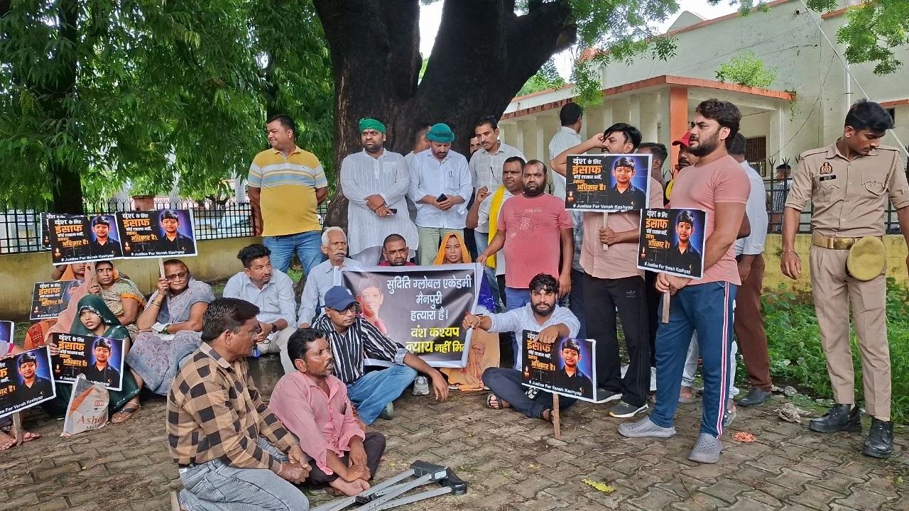 नौ महीने बाद भी नहीं मिला इंसाफ! वंश कश्यप के माता-पिता का धरना चौथे दिन जारी, डिंपल यादव ने वीडियो कॉल पर सुना दर्द