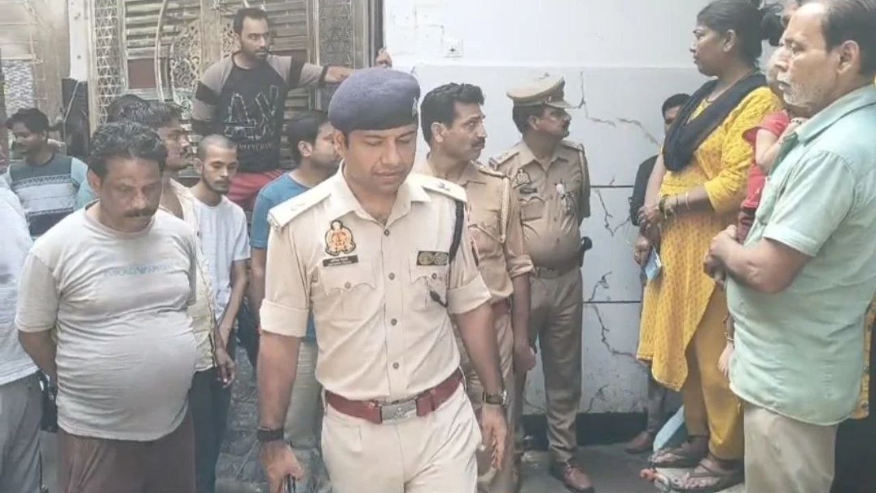 बारिश ने कमजोर कर दी नींव! मैनपुरी में भरभराकर गिरा दो मंजिला मकान, मलबे में दबे 4 लोग