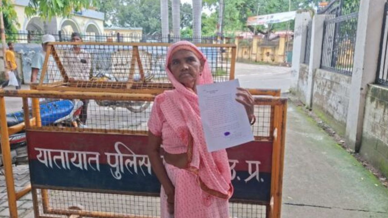 15 साल पहले बेटे की हत्या, अब घर पर कब्जे का दर्द! मैनपुरी की विधवा मां ने कहा- एसपी साहब! अब आपसे ही उम्मीद
