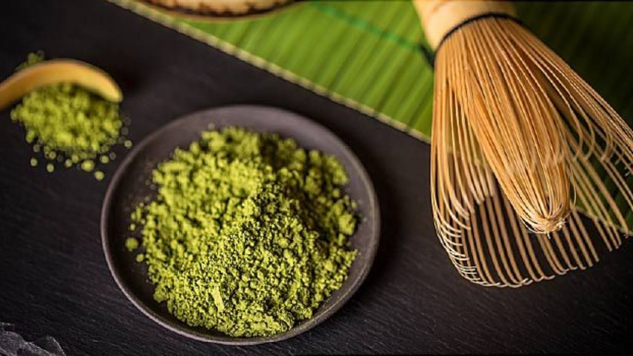 घर पर परफेक्ट कैफे स्टाइल माचा टी तैयार करने के लिए बहुत कम सामग्री की जरूरत होती है। इसके लिए एक छोटा चम्मच अच्छी क्वालिटी का माचा ग्रीन टी पाउडर, एक चौथाई कप हल्का गर्म पानी, एक कप आपकी पसंद का दूध (ठंडा या गर्म), मिठास के लिए एक चम्मच शहद या चीनी और स्वाद के अनुसार बर्फ के कुछ टुकड़े अपने पास इकट्ठा कर लें। (Img- PInteres)