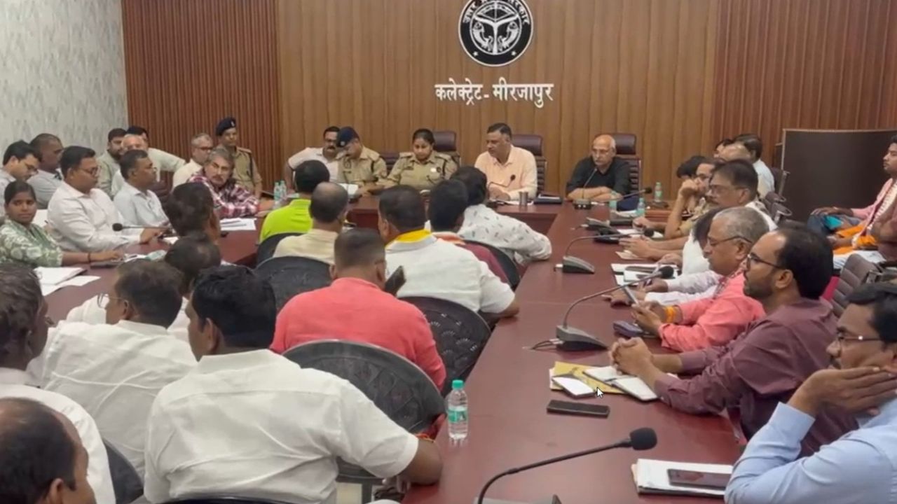 Mirzapur: नवरात्र में जरा सी लापरवाही पड़ सकती है भारी! मूर्ति विसर्जन को लेकर DM की सख्त हिदायत, गहरे पानी से रहें दूर