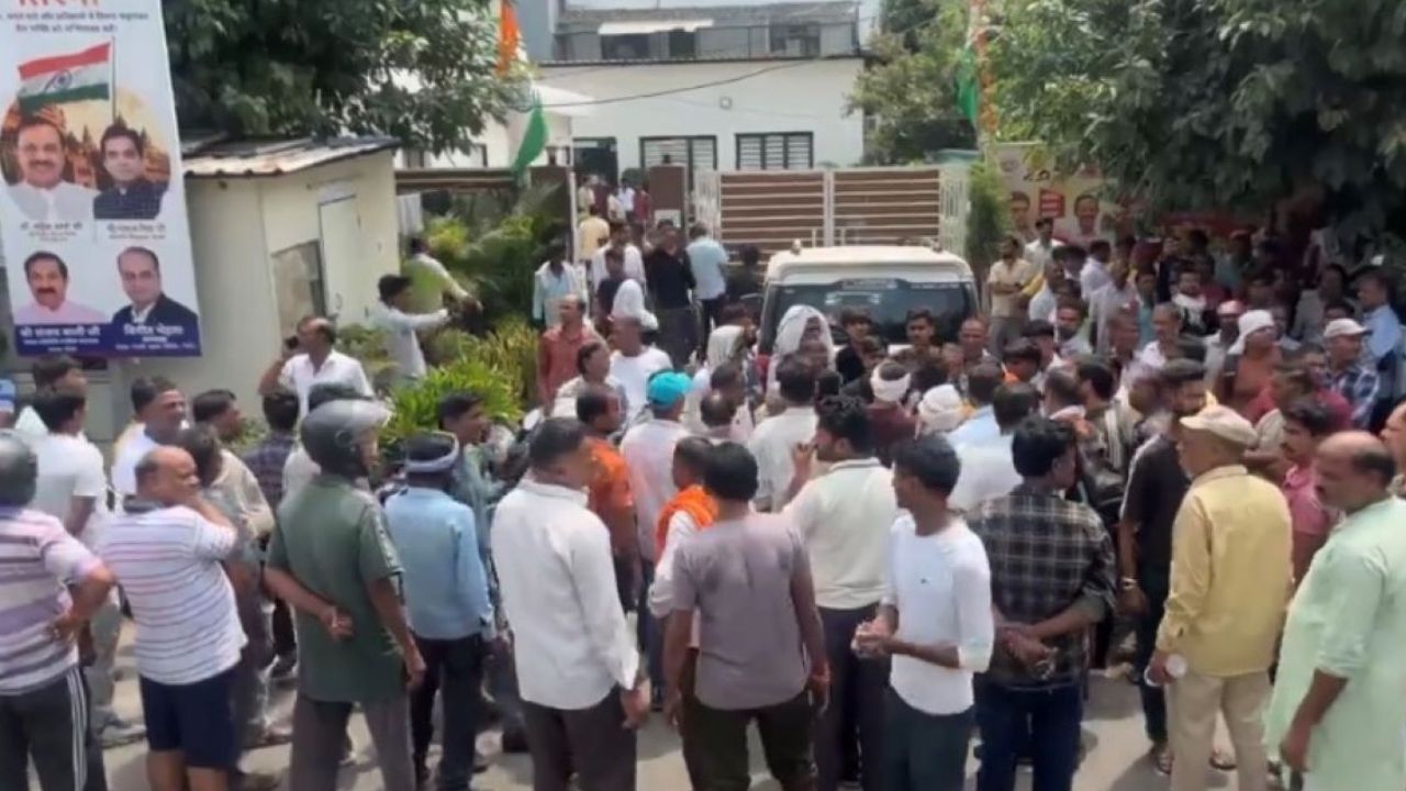 BREAKING: राजनाथ सिंह के बेटे और नोएडा विधायक पंकज सिंह के ऑफिस का सैकड़ों लोगों ने किया घेराव, जानें क्यों