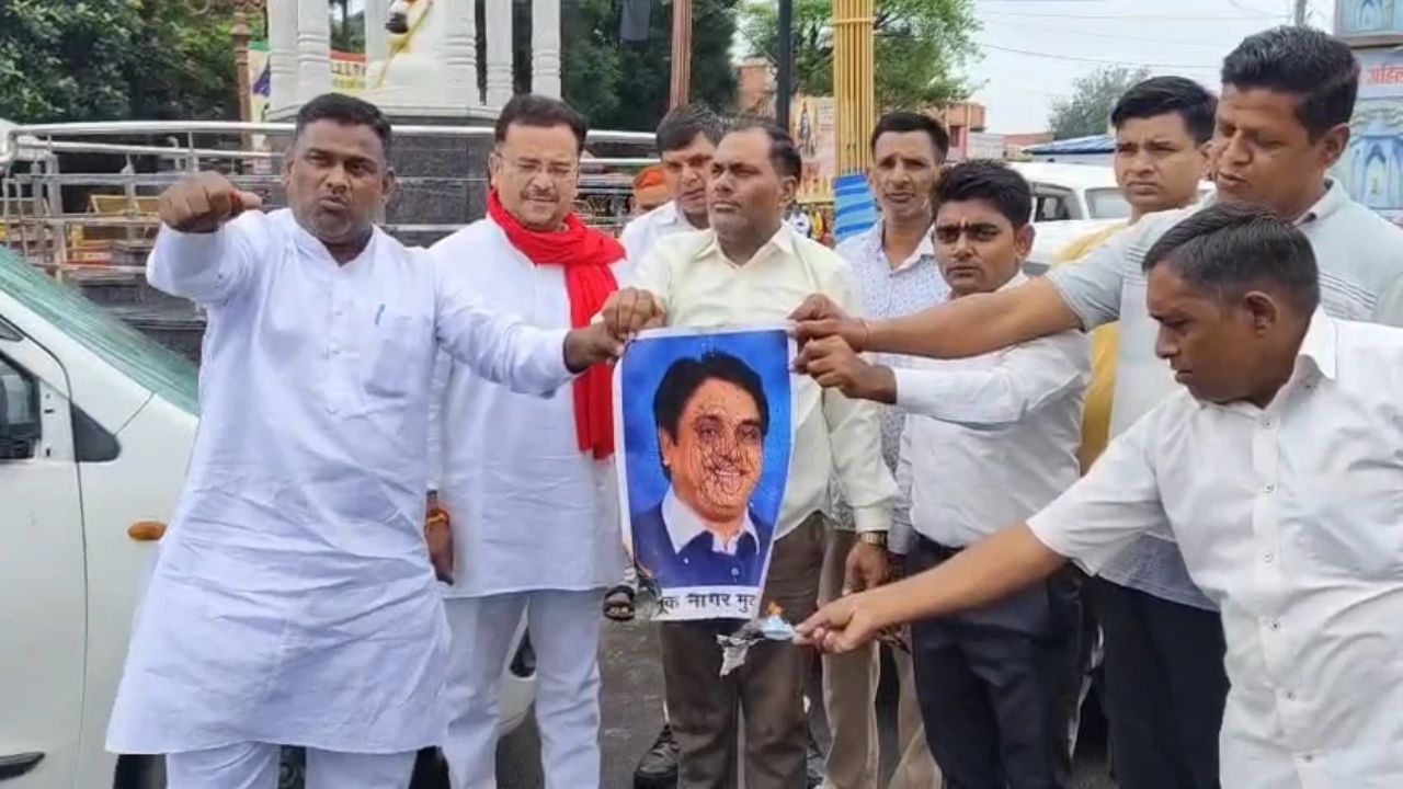 चवन्नी-अठन्नी वाले विवाद ने पकड़ा तूल, बयान की गूंज अब सड़क तक पहुंची; जूते-चप्पल बरसाकर फूंके पोस्टर
