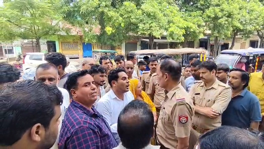 Muzaffarnagar: यूपी ग्रामीण बैंक प्रबंधक ग्राहकों के करोड़ों रुपये लेकर हुआ फरार, ग्राहकों ने बैंक में किया जमकर हंगामा