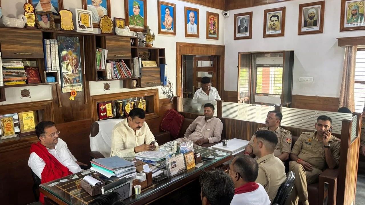 मुजफ्फरनगर में सपा नेता की 5 दिन से नजरबंदी पर बवाल, जिया चौधरी पहुंचीं घर; पुलिस के खिलाफ लगाए नारे