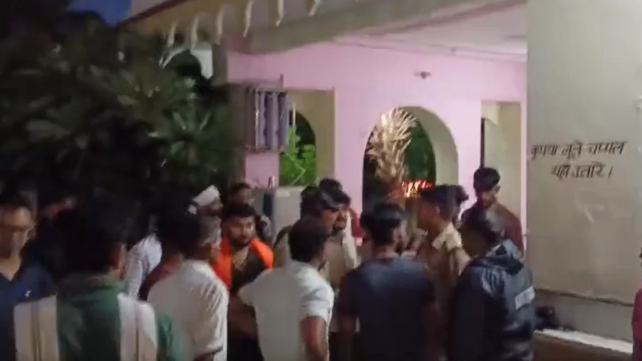 Muzaffarnagar: मंदिर परिसर में युवक की बेरहमी से पिटाई, पीछे छिपी है चौंकाने वाली कहानी