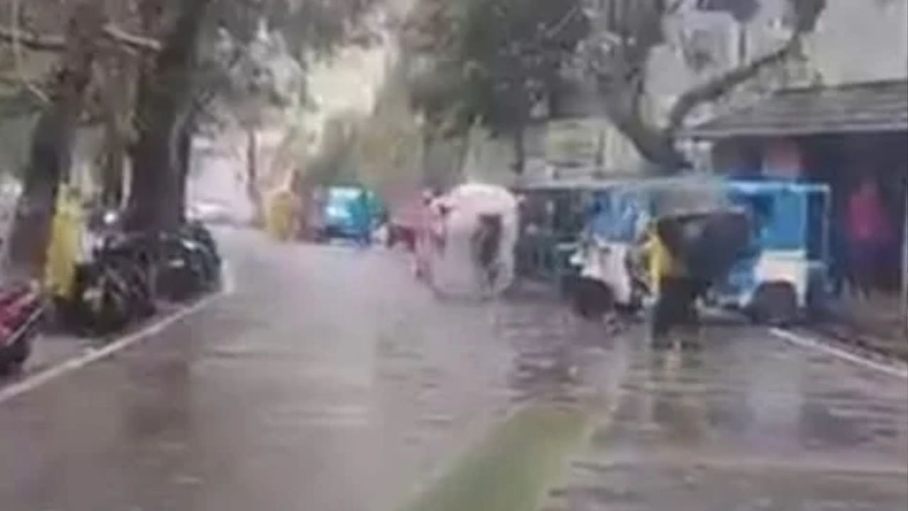 36 घंटे से हो रही बारिश ने रोकी नैनीताल की रफ्तार; सड़कें बंद और बिजली गुल; ठंड ने भी बढ़ाई परेशानी