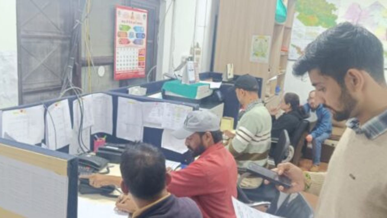 नैनीताल में लगातार बारिश से प्रशासन अलर्ट, करीब दो दर्जन ग्रामीण सड़कें बंद