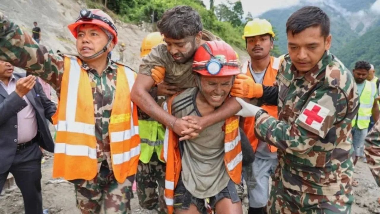 Nepal Flood: मौत के मुंह से वापसी; 10 दिन तक सुरंग में फंसे मजदूरों को सेना ने जिंदा बाहर निकाला