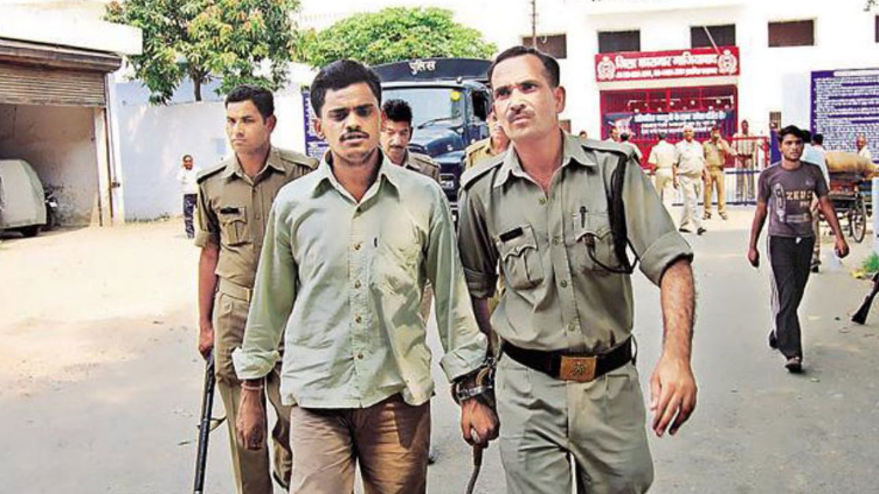 निठारी कांड का डरावना सच: क्या सच में बच्चों की खोपड़ी खाता था सुरेंद्र कोली? लड़कियों के गायब होने से कंकाल मिलने तक की कहानी