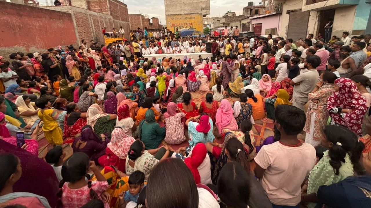 नोएडा के 38 हजार परिवार करेंगे डीएम दफ्तर का घेराव, समाजवादी पार्टी ने चोटपुर कॉलोनी वालों का समझा दर्द