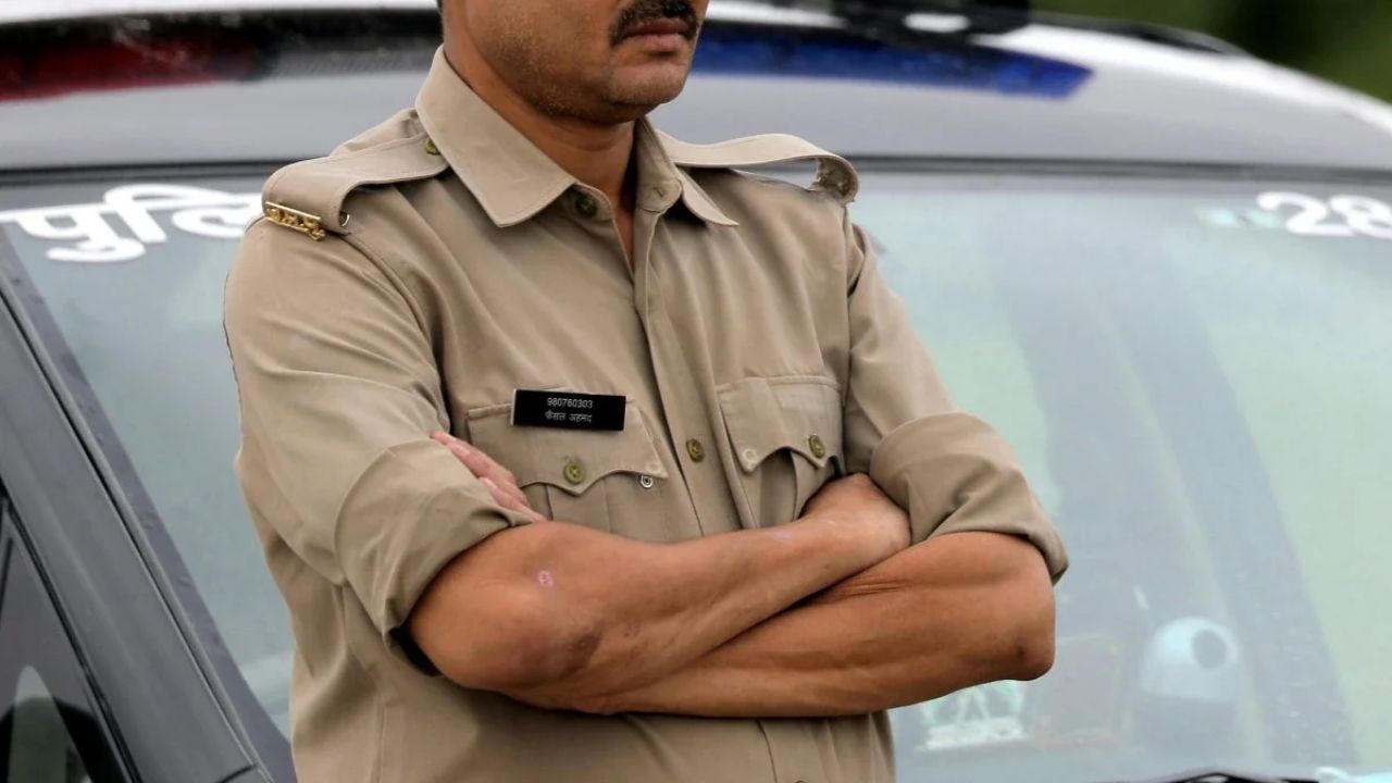 शराब, ब्रांडेड जींस और कैश देख ईमान खो बैठे दारोगा जी: जुआरी को पकड़ा, नजराना लेकर चुपचाप छोड़ा