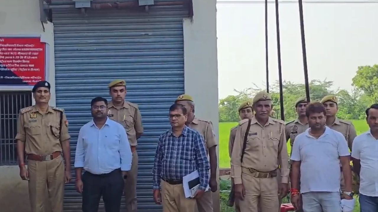मैनपुरी में गैंगस्टर पर बड़ा एक्शन, ढोल-नगाड़ों के साथ दो पेट्रोल पंप कुर्क