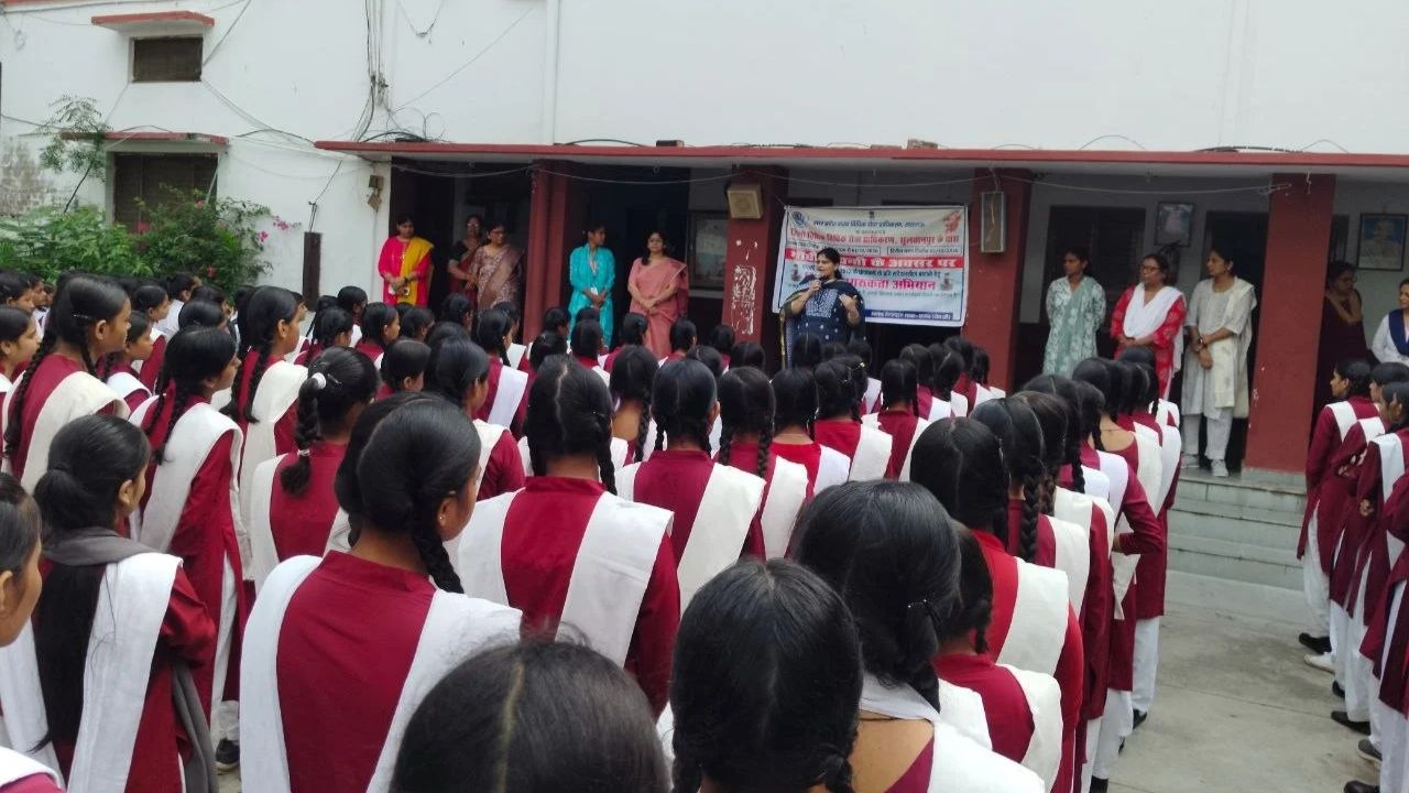 Sultanpur News: राम कली बालिका इंटर कॉलेज में छात्राओं को पढ़ाया गया POCSO एक्ट का पाठ, सुरक्षित-असुरक्षित स्पर्श की दी जानकारी