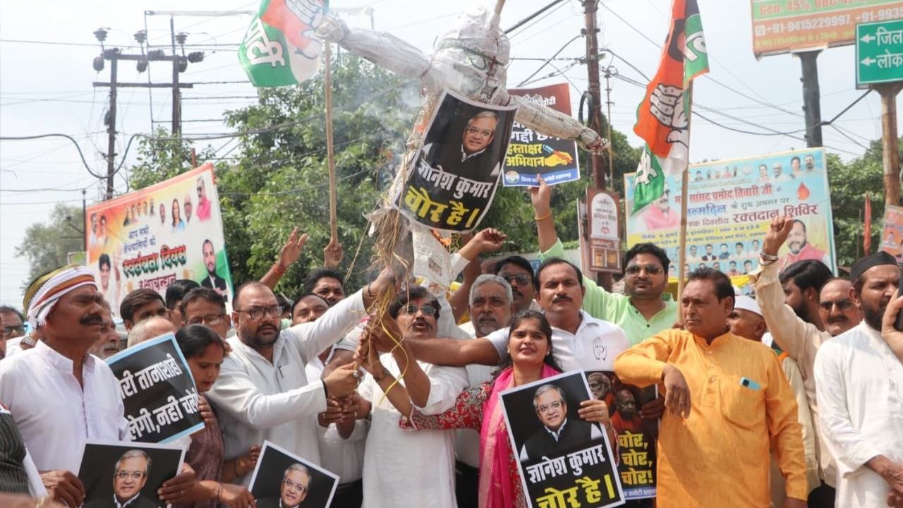प्रतापगढ़ में सड़कों पर उतरी कांग्रेस, पुतला फूंककर की ज्ञानेश कुमार के इस्तीफे की मांग, डीएम को सौंपा 9 सूत्रीय ज्ञापन