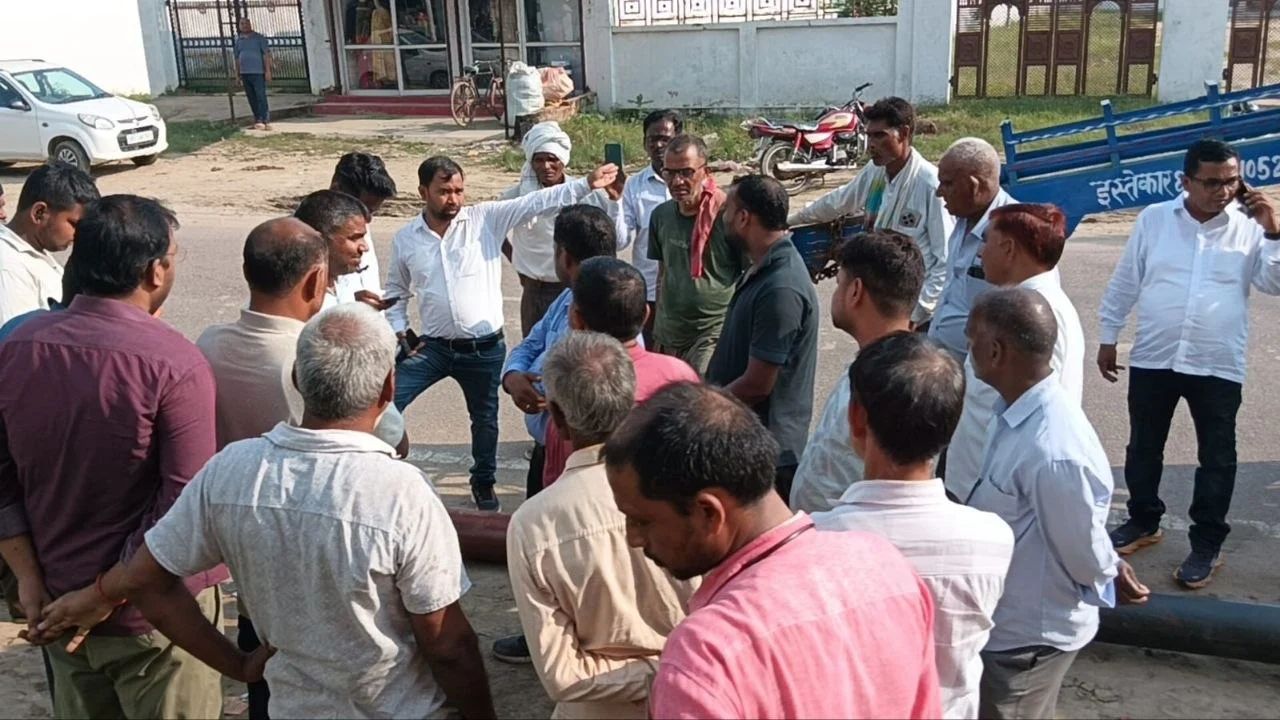 घर-दुकानों के सामने नहीं लगने देंगे खंभे! बिहारगंज में हाईटेंशन लाइन पर बवाल, SDO से हुई झड़प