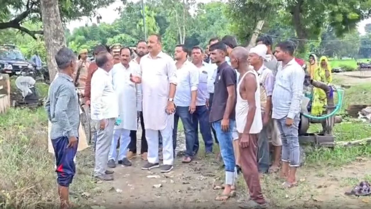 ‘किसी परिवार को परेशानी नहीं होनी चाहिए’, जलभराव वाले गांवों में पहुंचे दिनेश प्रताप सिंह, बांटी राहत सामग्री