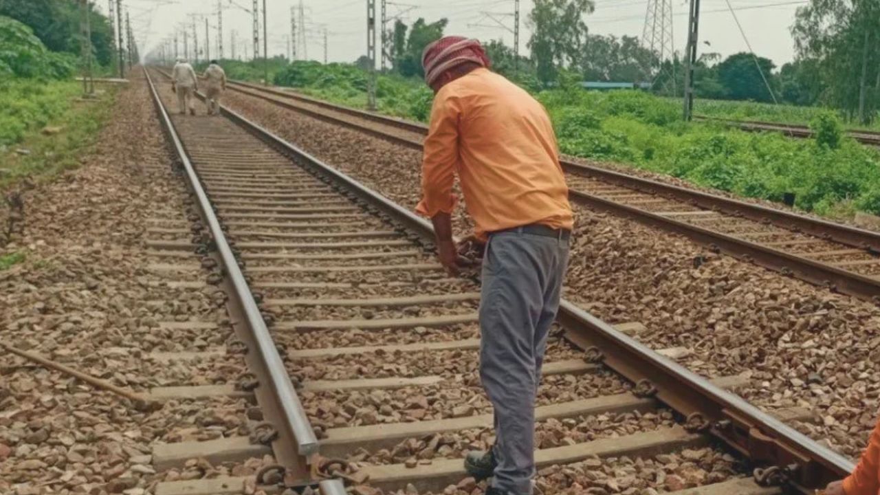 ‘की-मैन’ की सूझबूझ से बची सैकड़ों जिंदगियां, झींझक के पास चलती लाइन पर ऐसे टला बड़ा ट्रेन हादसा