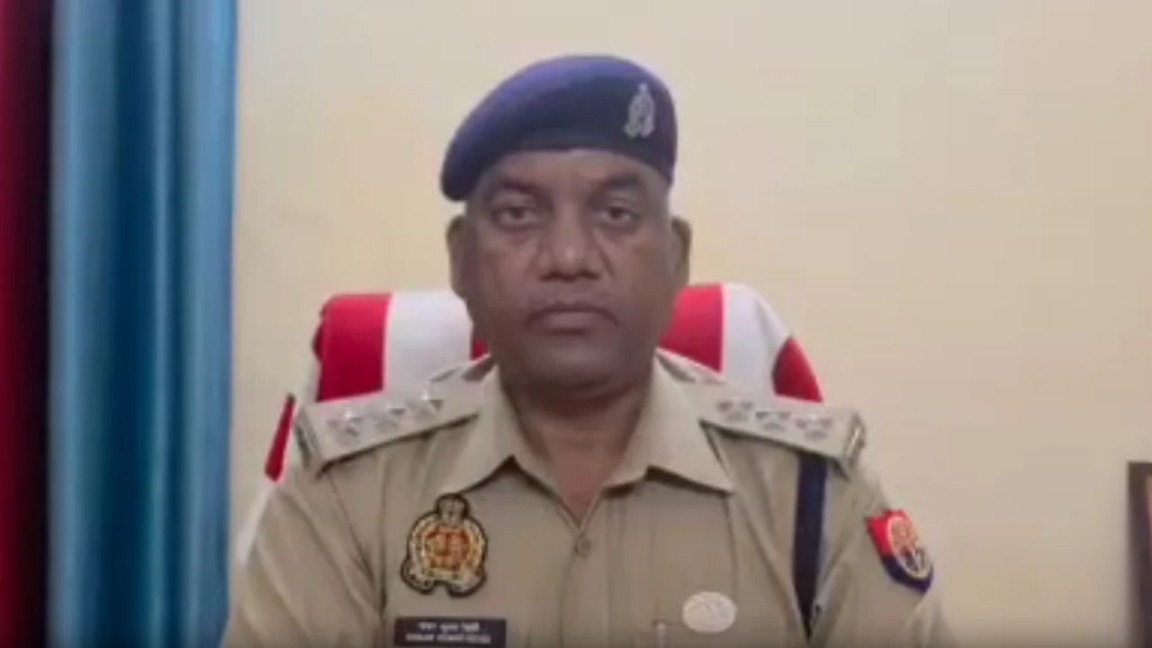 देवरिया में बड़ा खुलासा: टोल प्लाजा के पास मकान में चल रहा था अवैध पटाखा कारखाना, बारूद के साथ 2 आरोपी दबोचे