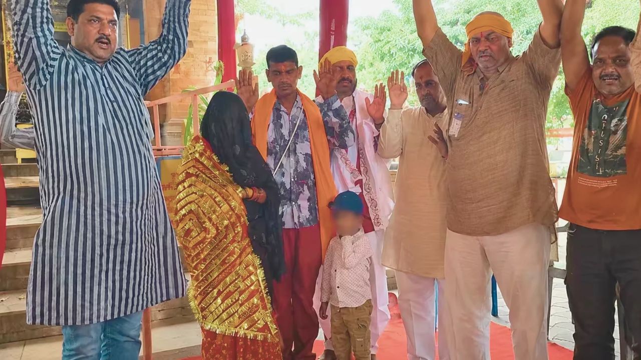 बंगाल में 20 साल पहले अपनाया था इस्लाम, अब पत्नी संग पैतृक गांव लौटकर फिर हिंदू बने राजकुमार