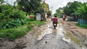 सड़क है या जानलेवा खंदक? महाराजगंज की इस जर्जर सड़क ने बढ़ाई 25 गांवों के लोगों की मुसीबत