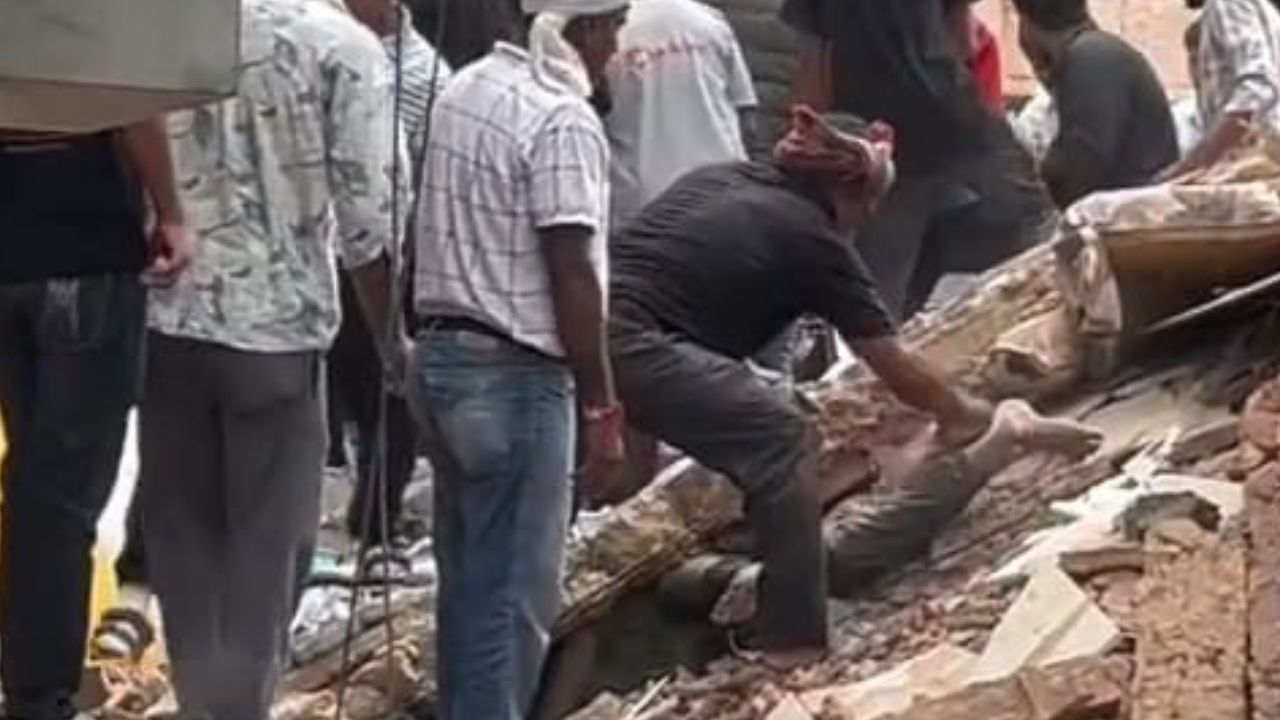 दिल्ली के सत्य निकेतन बिल्डिंग कांड में मलबे के नीचे 50 छात्र फंसे! सीएम रेखा गुप्ता सामने खड़े होकर करवा रहीं रेस्क्यू