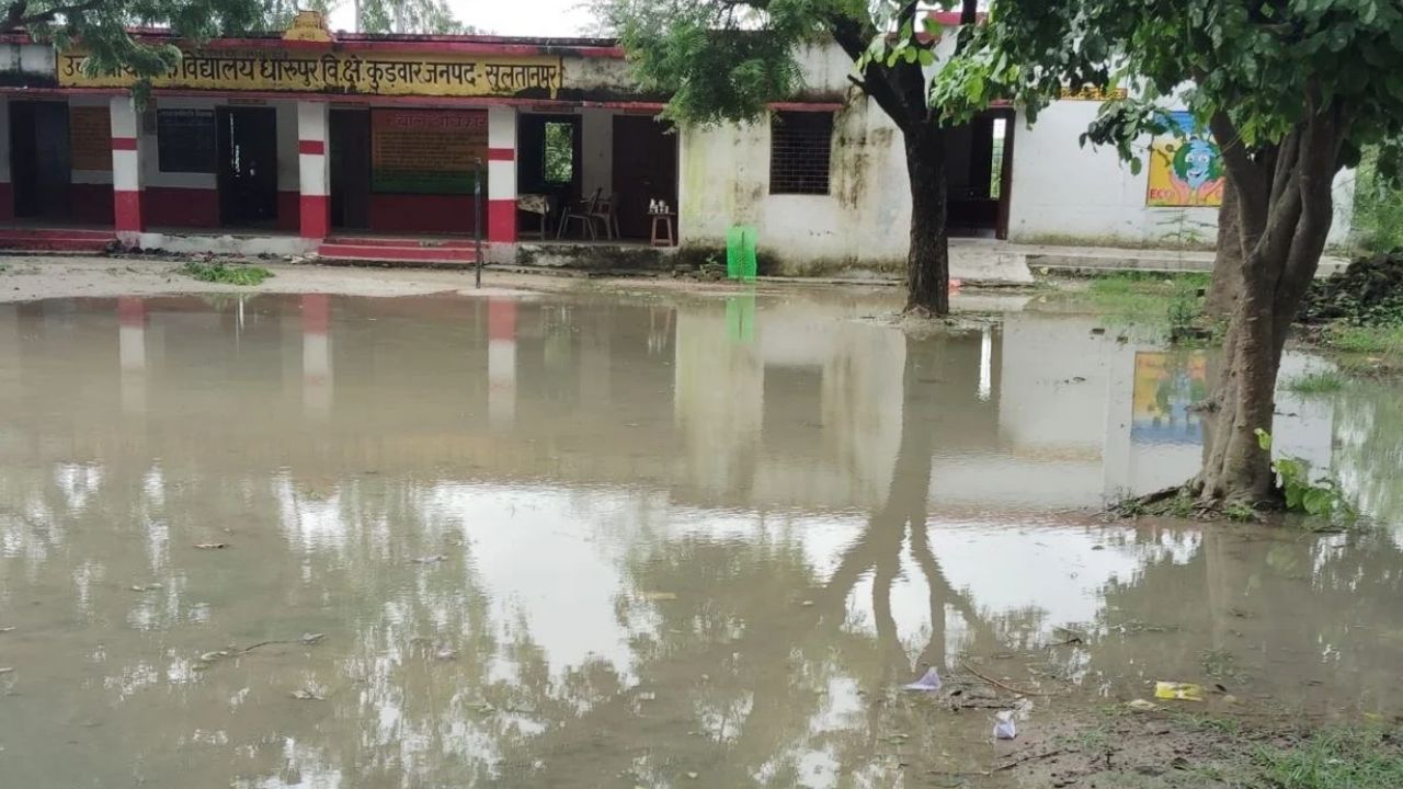 सुल्तानपुर में स्कूल बना तालाब, छत बनी ‘छलनी’: बारिश में बेसिक स्कूलों की बदहाली की तस्वीर आई सामने