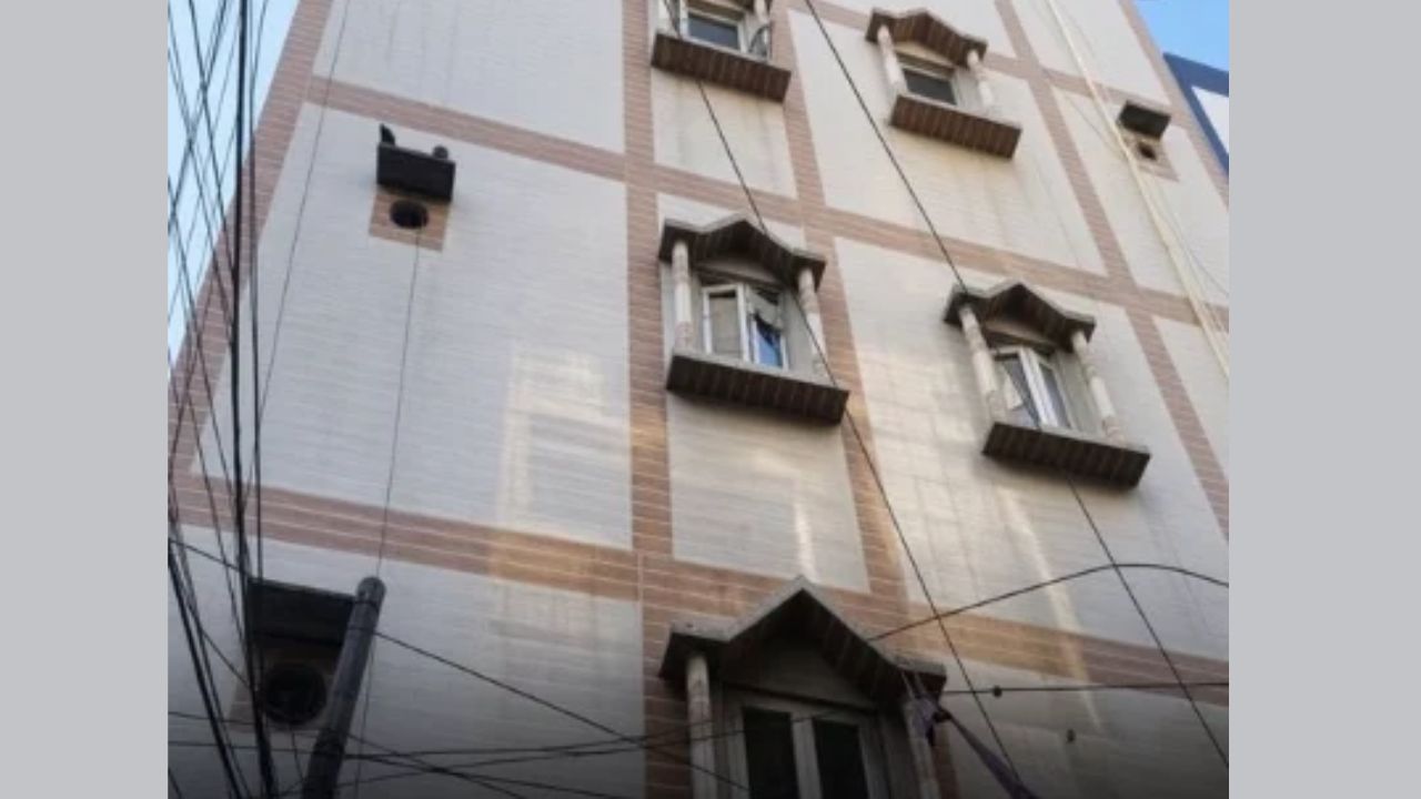 दिल्ली के गांधी नगर में मची भारी भगदड़, खतरनाक तरीके से झुकी इमारत; जानिए पूरा अपडेट