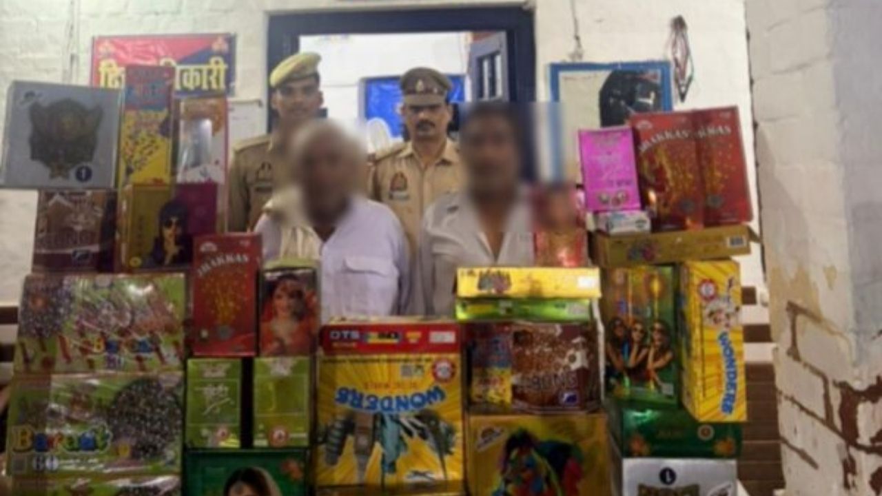 Gorakhpur: सिकरीगंज में लाइसेंसी गोदाम खाली, घर में मिला पटाखों का जखीरा, 2 गिरफ्तार