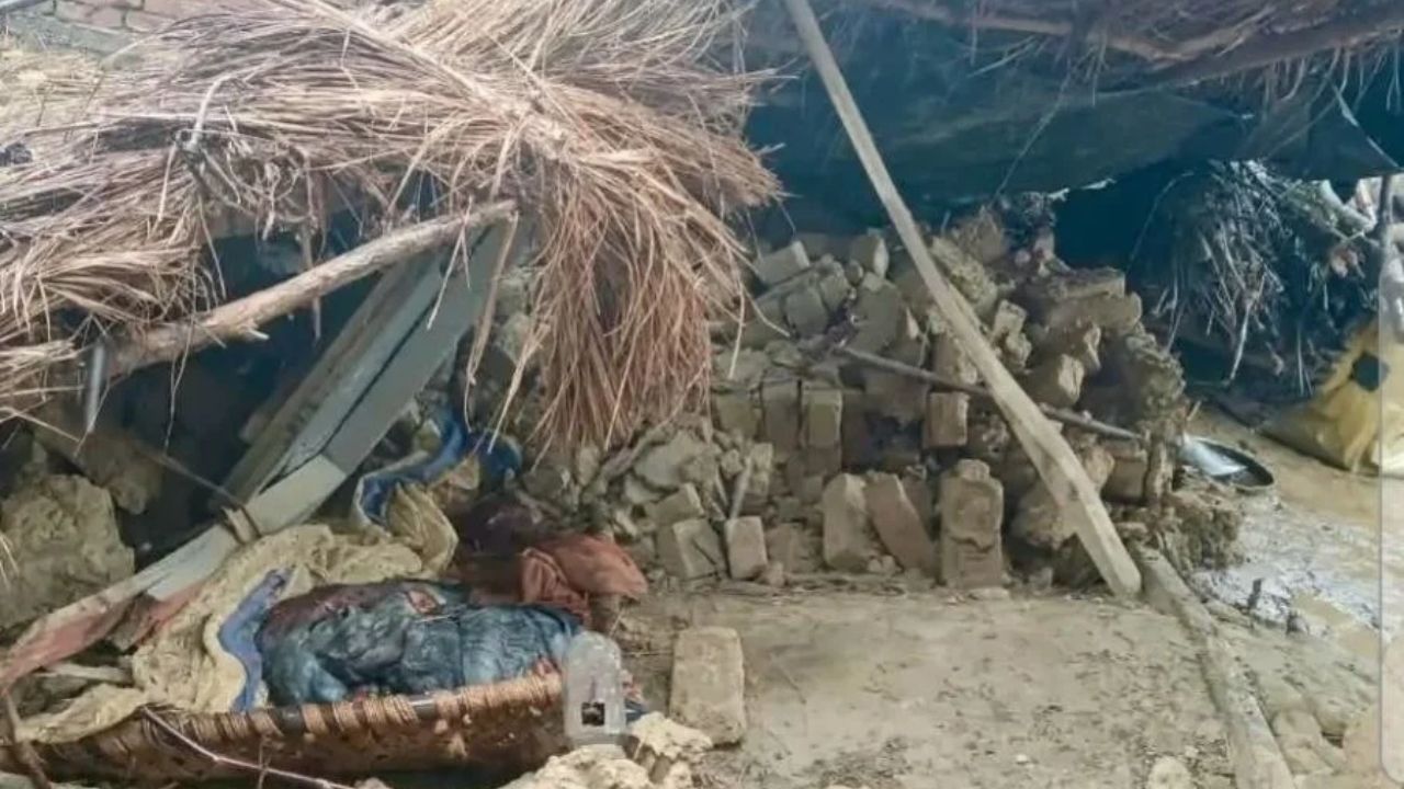सीतापुर में बारिश बनी आफत, कच्ची दीवार और छप्पर गिरने से युवक की मौत