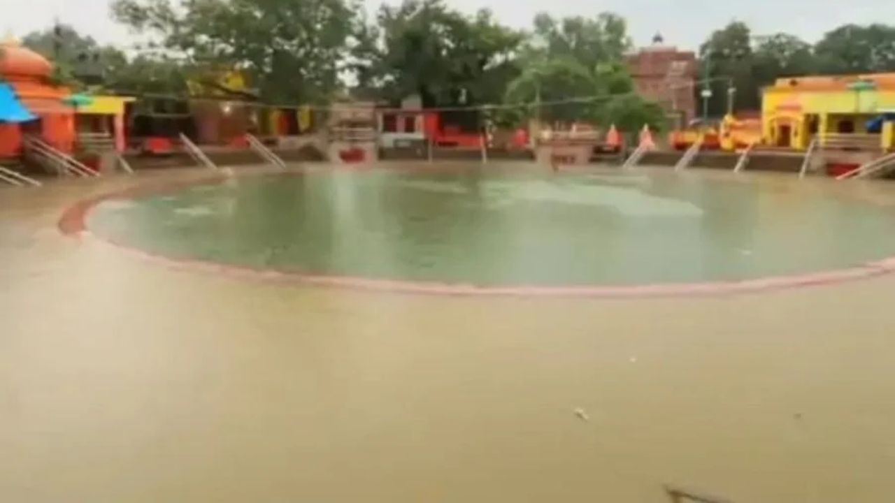 आधी रात की बारिश ने बदली सीतापुर की तस्वीर! सड़कें बनीं दरिया, शहर हुआ जलमग्न