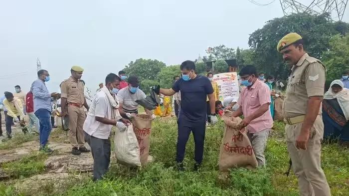 सोनभद्र DM चर्चित गौड़ ने खुद उठाया झाड़ू, 45 मिनट में मंदिर परिसर से निकला 1 टन प्लास्टिक कचरा