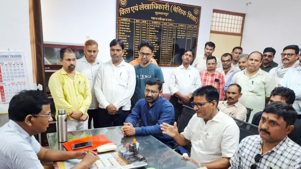 सुल्तानपुर में शिक्षकों की आवाज नहीं सुनी तो 22 सितंबर को होगा हंगामा, वेतन के साथ ग्रेच्युटी और पेंशन के लिए भटक रहे टीचर