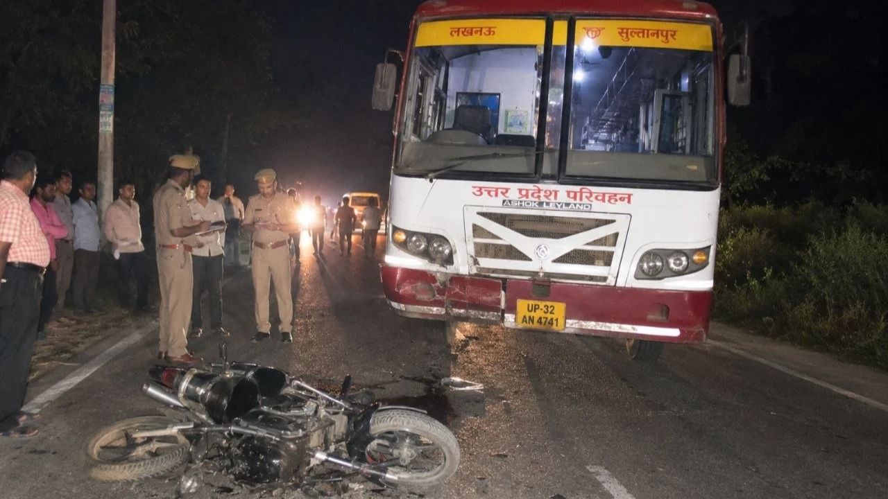 Sultanpur: लखनऊ-बलिया हाई-वे पर खौफनाक टक्कर, बस की रफ्तार ने छीन ली युवक की जिंदगी