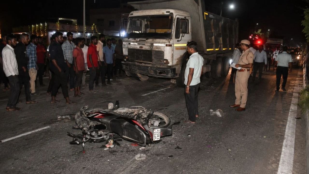 Sultanpur: जन्माष्टमी की खुशियां मातम में बदलीं, घर लौटते परिवार पर डंपर का कहर, मां-बेटी की मौत