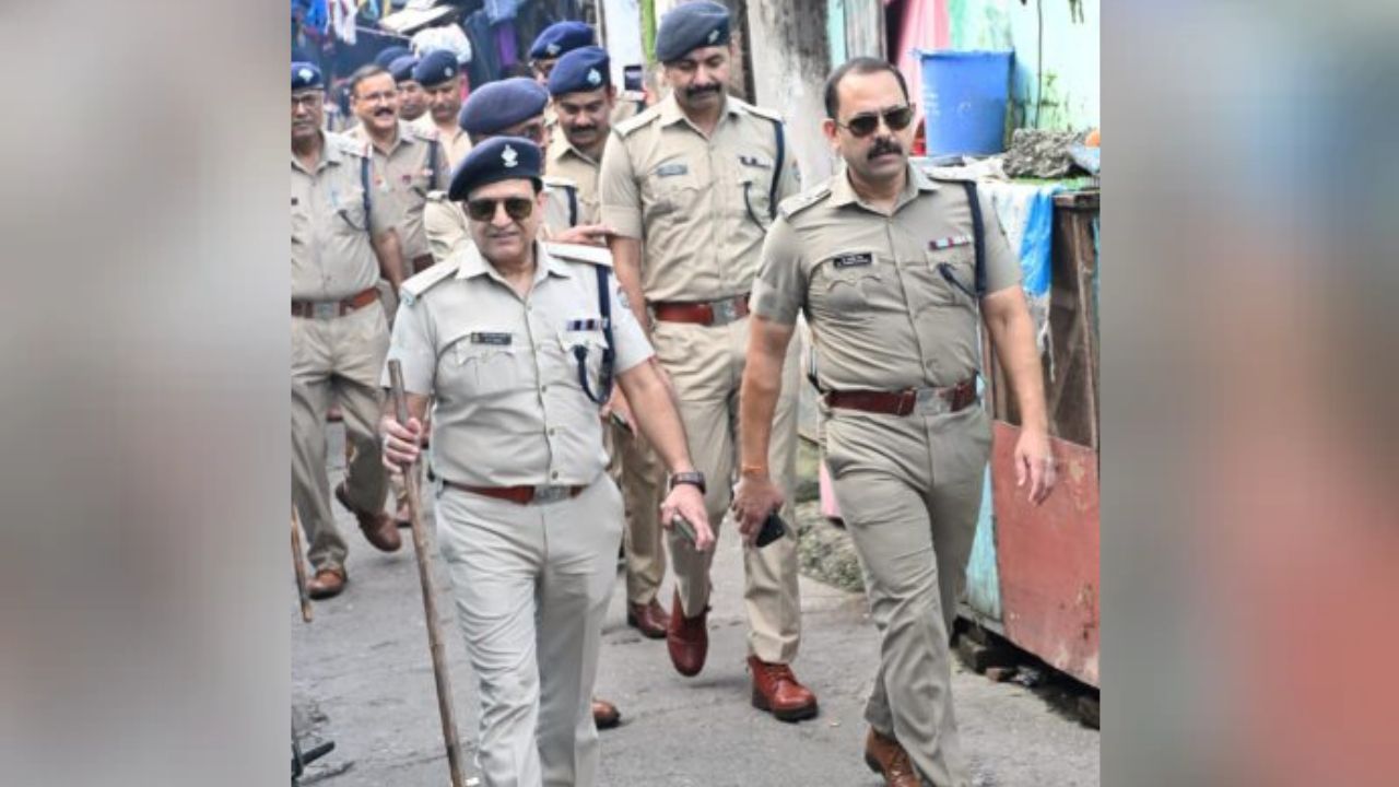 Nainital: सुप्रीम कोर्ट के फैसले से पहले बनभूलपुरा में पुलिस का फ्लैग मार्च, चप्पे-चप्पे पर कड़ा पहरा