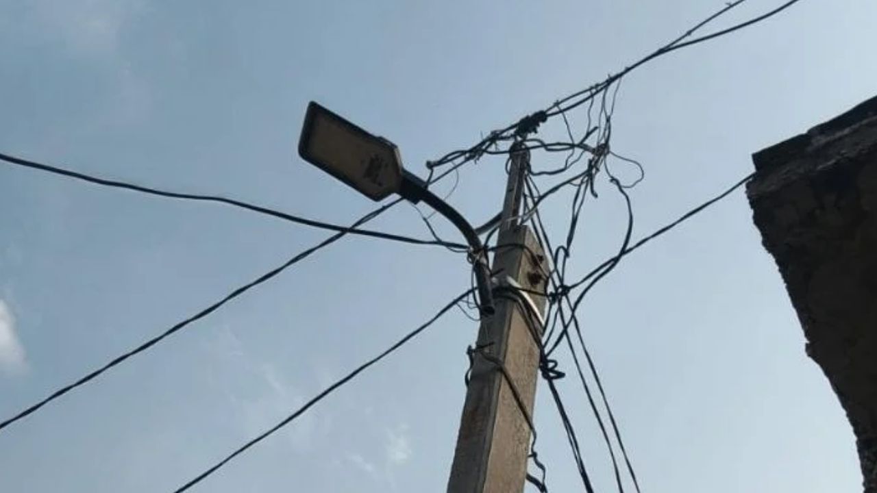 सुल्तानपुर में जर्जर बिजली पोल और लटकते तार बने खतरा, शिकायतों के बाद भी नहीं जागा विभाग