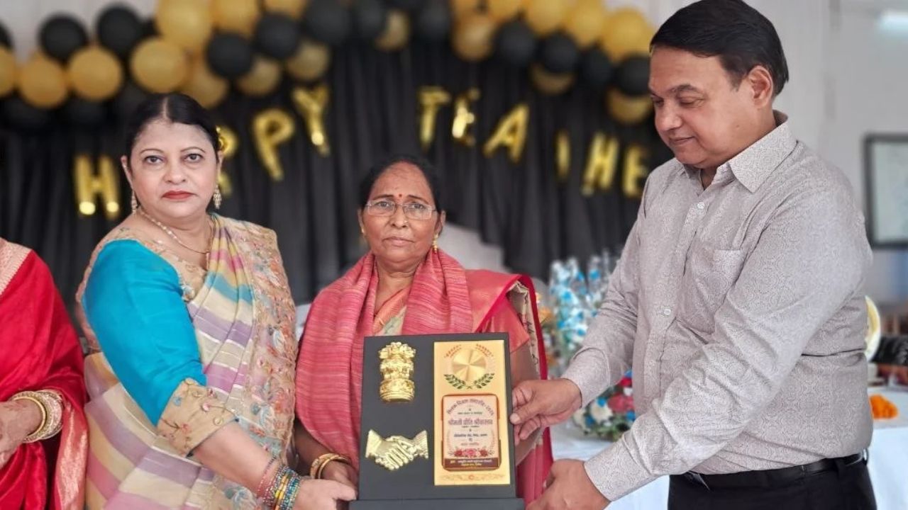 तकनीक के दौर में भी कायम है गुरु-शिष्य परंपरा, देवरिया में शिक्षक सम्मान समारोह में छात्रों ने प्रकट की गुरुओं के प्रति कृतज्ञता