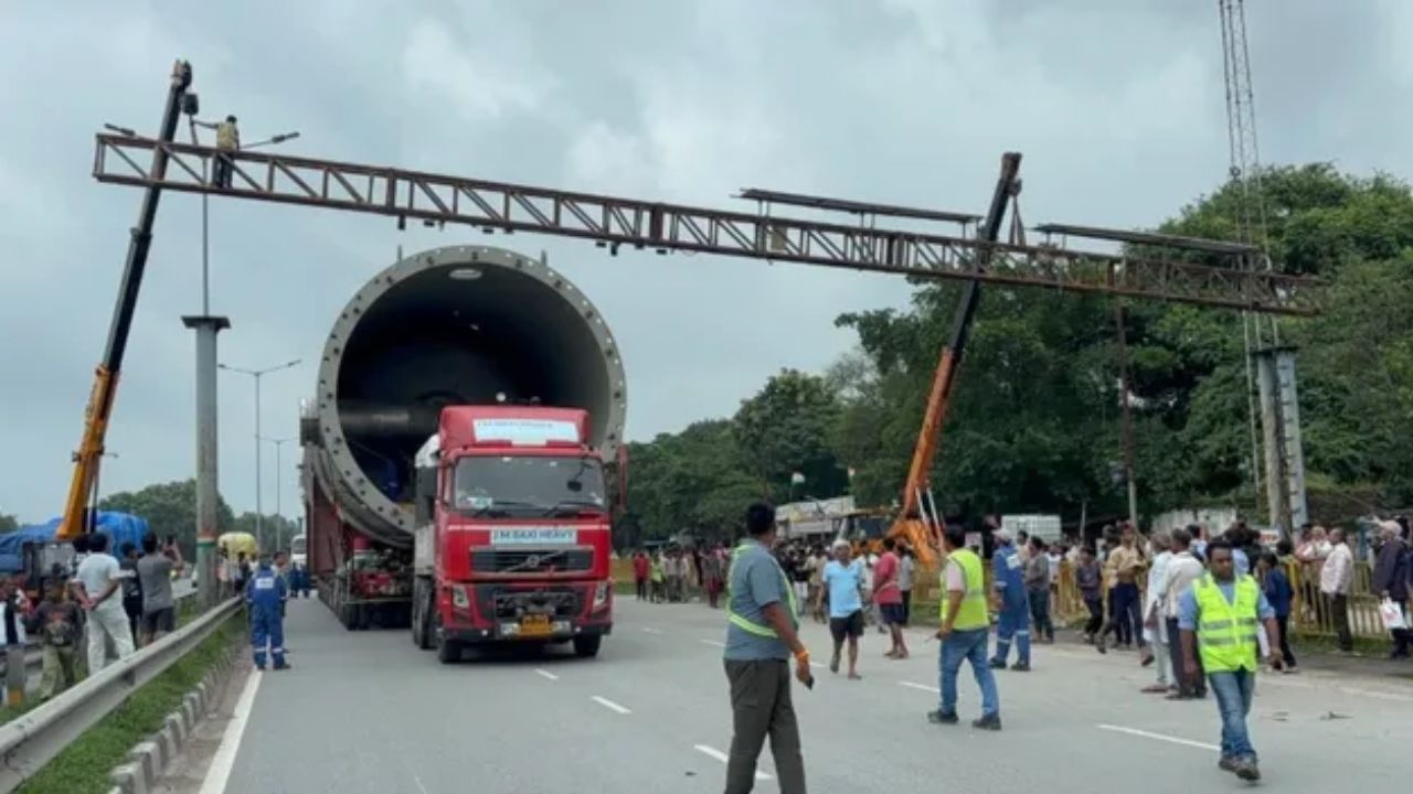 2 करोड़ का डीजल, 64 कर्मचारी और 308 टायर, ऐसे चल रहा 200 टन का ‘महाट्रक’