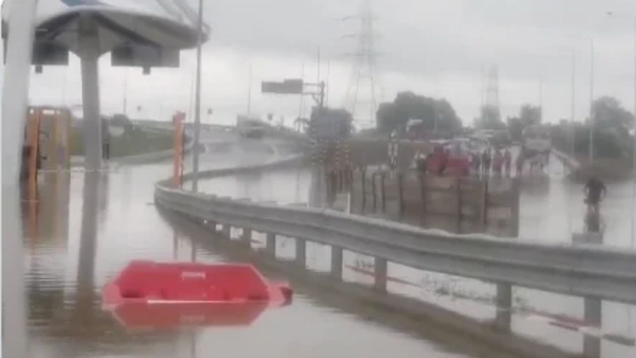36 हजार करोड़ का गंगा एक्सप्रेसवे पानी में डूबा, सड़क पर दरारें; ग्रामीणों ने जाल डालकर पकड़ी मछलियां