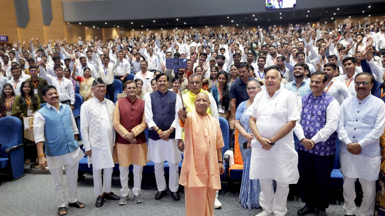 ग्रेटर नोएडा में यूपी इंटरनेशनल ट्रेड शो से बड़ा ऐलान, अवैध बसों पर चलेगा ‘ऑपरेशन कवच’ अभियान