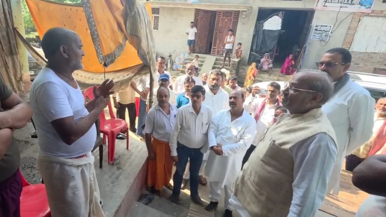 हादसा, मातम और मदद का हाथ: महराजगंज में आकाशीय बिजली से युवक की मौत; पूर्व मंत्री सुशील टिबड़ेवाल ने परिजनों को दी आर्थिक सहायता